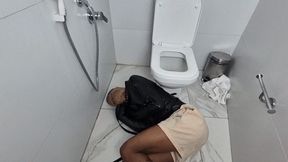 A cruel Ariel farting on the slave in the unsanitary bathroom - CLIP 1