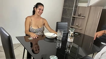MI MADRASTRA ME INVITA ALMORZAR PARA COMERSE MI VERGA CON TODO Y HUEVOS
