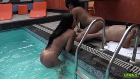 festa com a modelos na piscina e assim que se curte um fim de semana - gih rocha - cristine castelary