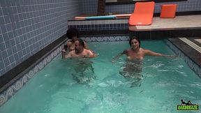 festa com a modelos na piscina e assim que se curte um fim de semana - gih rocha - cristine castelary