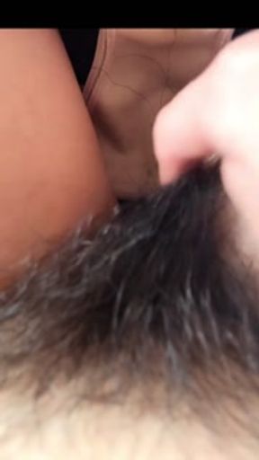 A Japanese amateur who just strokes the pussy hair.Do you like hairy girl? [homemade]
