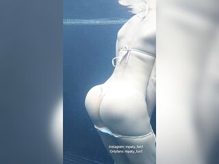 Quitándome el bikini en la alberca