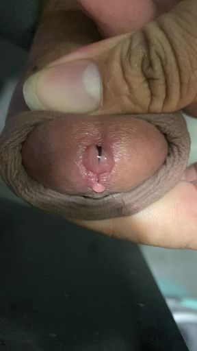 In the bathroom, there was a cock that was getting an erection, only knowing how to endure it, not having to do it