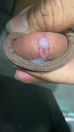 In the bathroom, there was a cock that was getting an erection, only knowing how to endure it, not having to do it