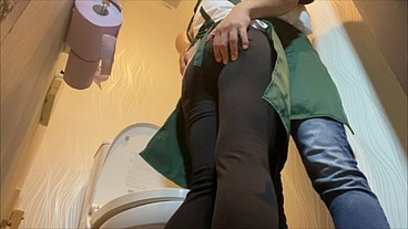 【覗き見】バイトの休憩中に新人バ◯ト生とバイトリーダーがト◯レで淫らなSEXしてた。