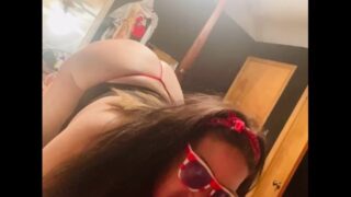 Blowjob, Deepthroat – POV einer MILF mit großen, natürlichen Titten und dickem Arsch, die mit Brille von einem großen Schwanz gefickt wird