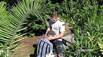 DIMITRI bais&eacute_ par le beau APOLO ADRII en exhib dans un jardin public