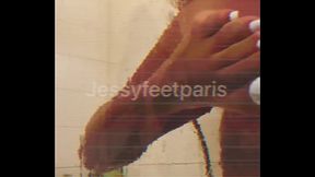 Tu as soif ? Je suis sous la douche L&egrave_che ton &eacute_cran ou r&eacute_serve ta s&eacute_ance...