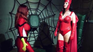 Cosplayerki Scarlet Witch i Spider Woman ruchają się nawzajem przy pomocy strap-onów