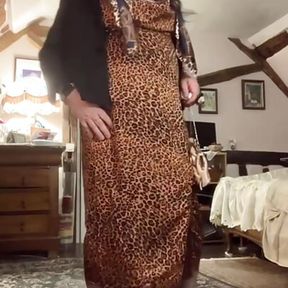 Outfit with a leopard slit dress for a night out