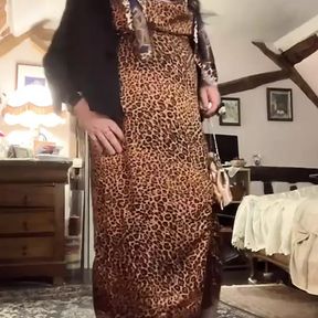 Outfit with a leopard slit dress for a night out