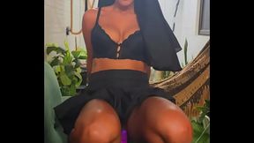 freira tem orgasmo intenso metendo na buceta apertada com um enorme vibrador monstro