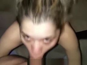 Jeunette a petite seins suce hard et profondement