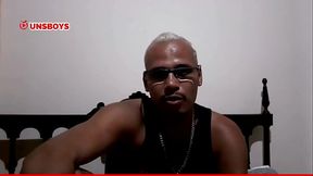 Safado tomando banho batendo uma punheta enquanto coloca o vibrador no cuzinho