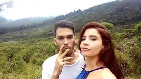 Hermosa agatha vega con su novio cogiendo rico en merida en las montañas