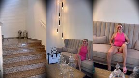 exhibant ma chatte lisse dans un hotel c etait complique car il y avait plein ...