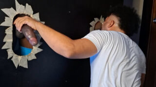 Kancing kolej gay si rambut coklat yang horny dengan ayam sabung hitam besar menyampaikan hisap zakar yang ceroboh dan dubur mentah pada kamera langsung