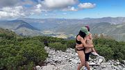 Madrastra nalgona me deja follarla en la cima de la montaña a 3700msnm