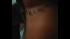 novinha tatuada sentando gostoso