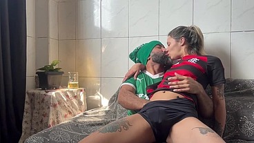 Minha namorada não deixou eu vê o jogo e acabou dando a buceta e o cu pra mim
