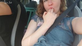 je me doigte en voiture je suis invitee chez des amis mais j ai envie de me ...