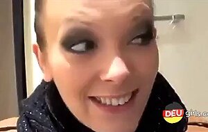 Deutsche Amateurin bekommt in der Umkleidekabine eine Gesichtsbehandlung