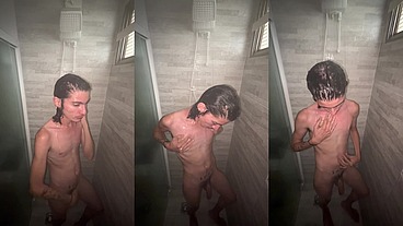 Twink Tomando banho