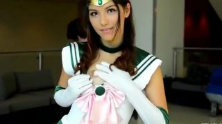 Sailor Jupiter Cosplayer spritzt überall hin, während sie sich selbst berührt