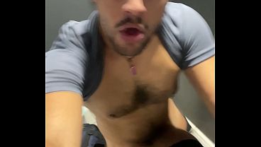 FODI O NOVO FAXINEIRO DO BANHEIRO, ELE &Eacute_ DOTADO, RABUDO, EMPURREI AT&Eacute_ ELE GOZAR NO WC DA ESTA&Ccedil_&Atilde_O.