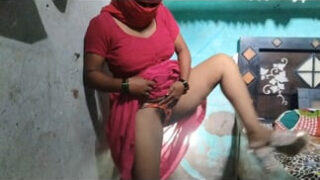 Doigté, équitation, léchage de cul &#8211; un mec bien membré encule une pute indienne au gros cul