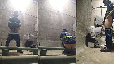 Não aguentei de tesão e gozei no trabalho, com medo do patrão