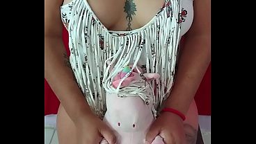 Arelyb jugando un peluche