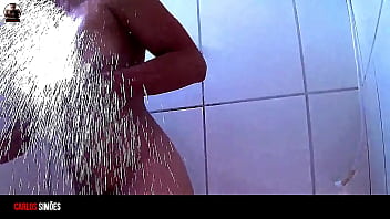 NOVINHA GOSTOSA TOMANDO BANHO