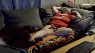 Dojrzała para gejów jeździ na strap-onie w biurze w gorącej akcji analnej