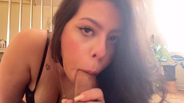 NOVINHA CHUPANDO O PAU DO TIO