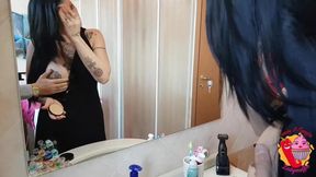 Milf viene sborrata in figa mentre si trucca