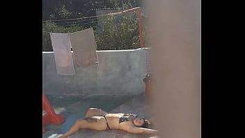 Minha esposa se exibindo na piscina