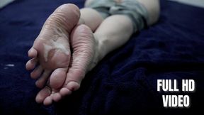 Showing off my ass to everyone while a dick fucks and masturbates on my soles (FULL HD VIDEO)