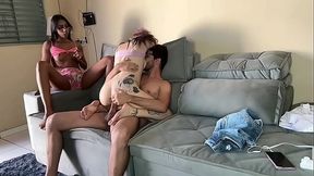 Minha amiga me emprestou a rola do boy dela pra eu sentar