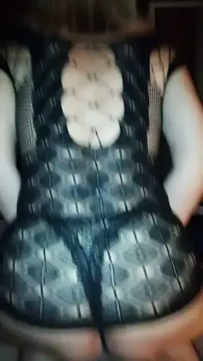 Hola fans y seguidores. Sé que os gusta verme follar cabalgando sobre una buena polla, pues aquí me vais a ver cabalgando y follando como una buena zorra encima de una polla bien dura...., y con un v…