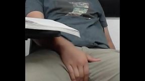 Colegiala cachonda se dedea en el Instituto.