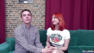 Pimpal Bill napełnia rudą żonę Emmę Korti i Emmę K gorącym analnym kremem podczas seksu z rogaczami