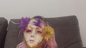 Diosa enmascarada masturbándose