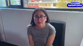 Follando a la mejor amiga de mi novia mientras ella no est�, dejo su co�o lleno de leche