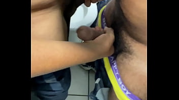 Casados fazendo sexo no banheiro publico enquanto aguardam o pr&oacute_ximo trem.