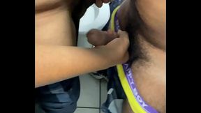 Casados fazendo sexo no banheiro publico enquanto aguardam o pr&oacute_ximo trem.