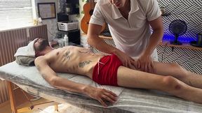 magrelo tatuado chupando o massagista ate ele gozar