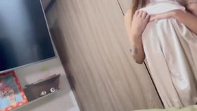 Mi hermanastra tiene un video porno en redes y hace lo que yo diga con tal de no decir nada