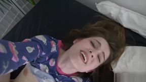 CHE BELLA SORPRESA,,,TRA LE GAMBE..