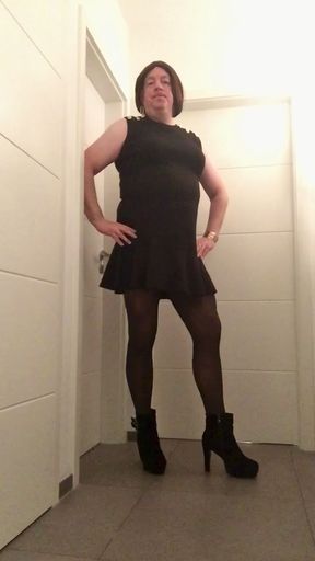 Nicki-Crossdress - black dress and tights